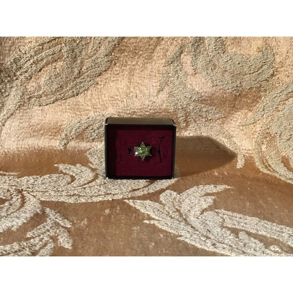 Green Peridot Flower Ring Size 10 Sterling Silver Boho Hippie Whimsigoth Fairy - Picture 1 of 4